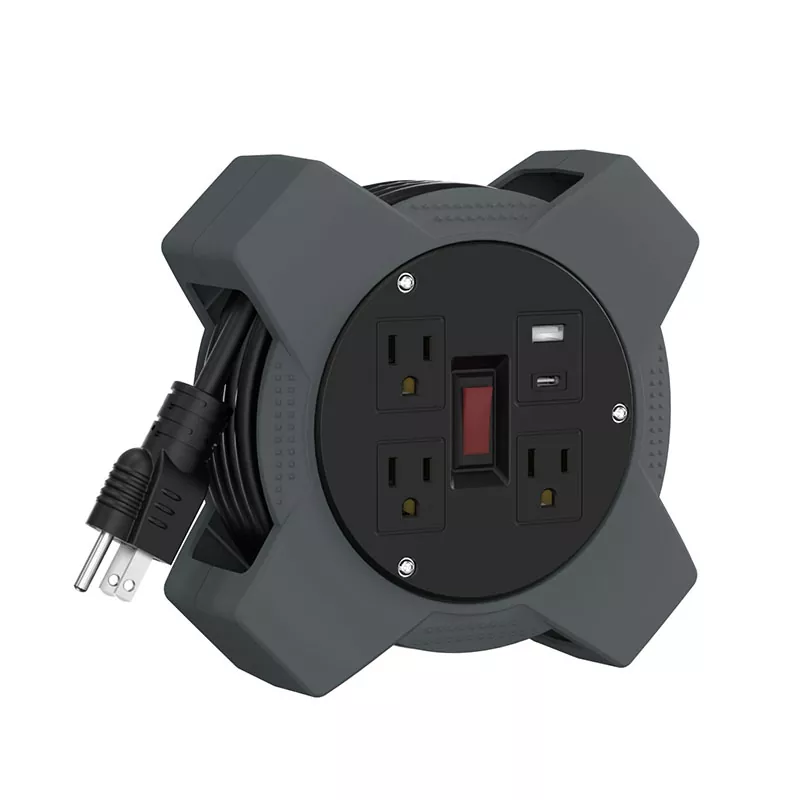 3 pistikupesa USB plastjuhtme rull 20 jalga 3 pistikupesa USB plastjuhtme rull 20 jalga